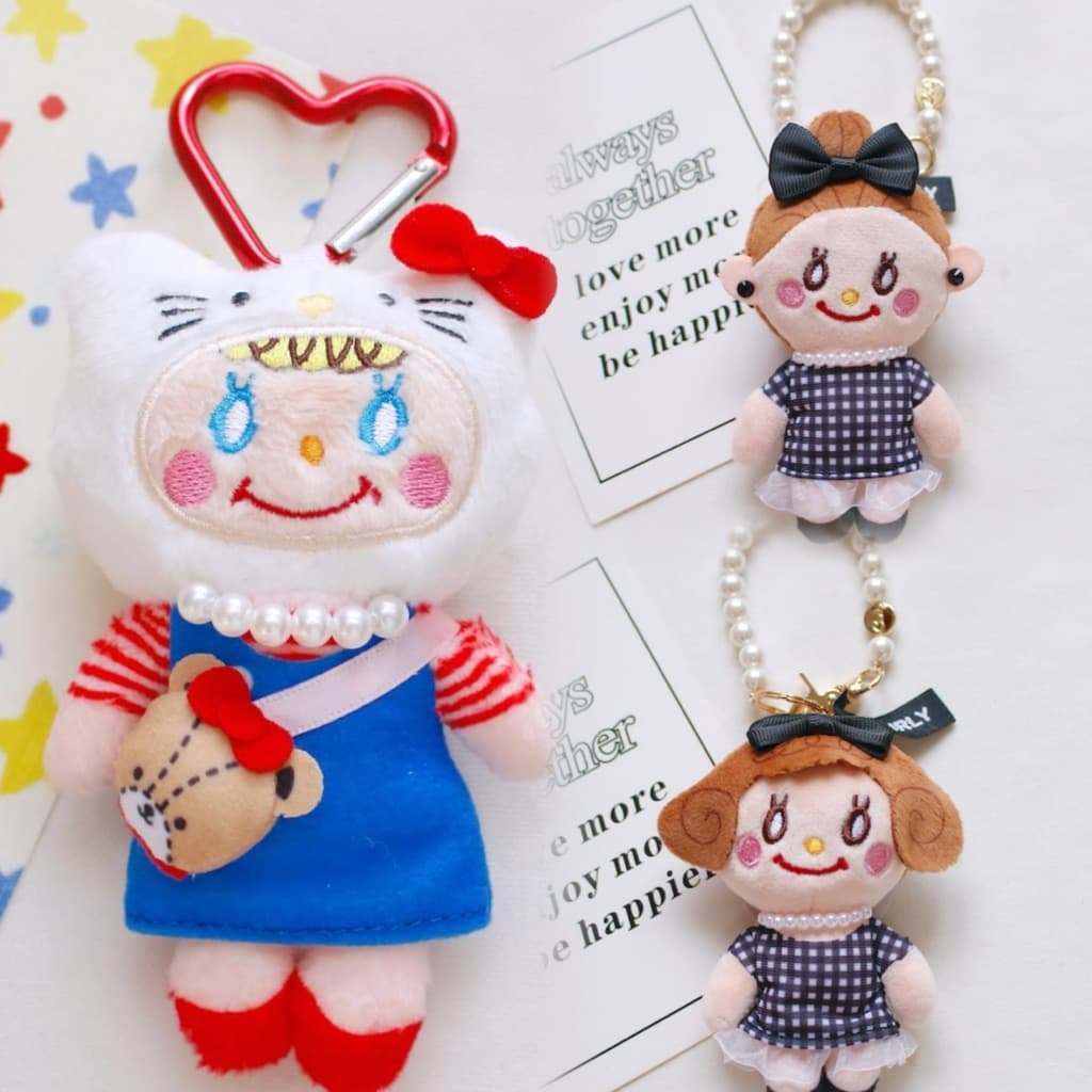 日本代購🐝附發票❤️ 日本代官山curly collection捲毛女孩🍓kitty聯名/格紋女孩珍珠吊飾商品圖片