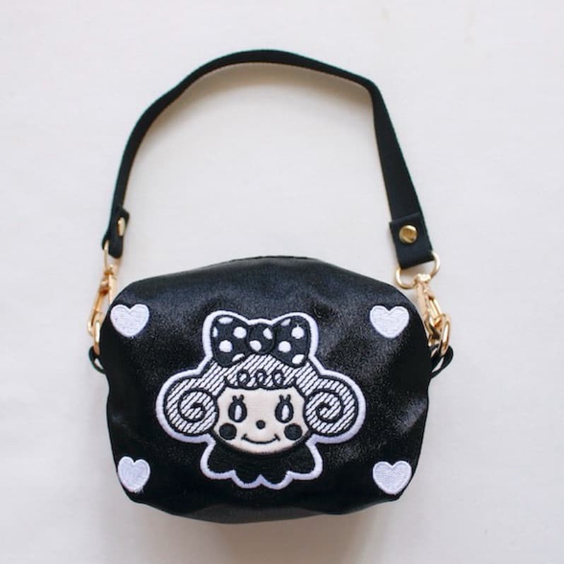 日本代購🐝附發票❤️ 日本代官山curly collection捲毛女孩Black & White 刺繡草莓女孩手提包 縮圖 4