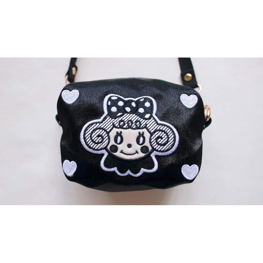 日本代購🐝附發票❤️ 日本代官山curly collection捲毛女孩Black & White 刺繡草莓女孩手提包 縮圖 5