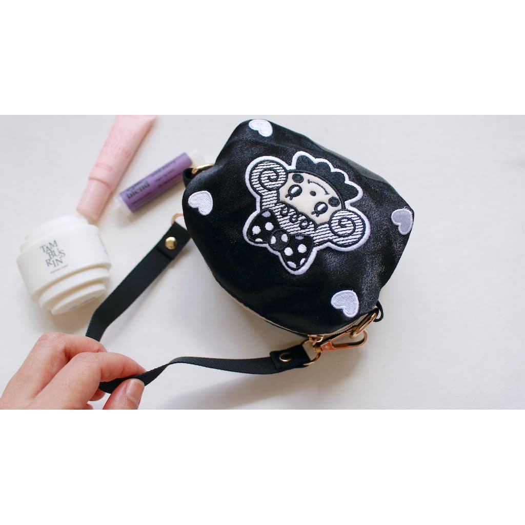 日本代購🐝附發票❤️ 日本代官山curly collection捲毛女孩Black & White 刺繡草莓女孩手提包 縮圖 9